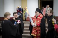 В храмы Гомеля в сопровождении звонницы с крестным ходом был доставлен Благодатный Огонь