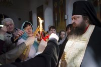 В храмы Гомеля в сопровождении звонницы с крестным ходом был доставлен Благодатный Огонь