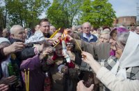 В храмы Гомеля в сопровождении звонницы с крестным ходом был доставлен Благодатный Огонь