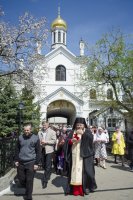 В храмы Гомеля в сопровождении звонницы с крестным ходом был доставлен Благодатный Огонь