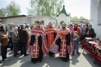 В храмы Гомеля в сопровождении звонницы с крестным ходом был доставлен Благодатный Огонь