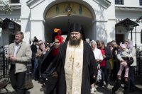 В храмы Гомеля в сопровождении звонницы с крестным ходом был доставлен Благодатный Огонь