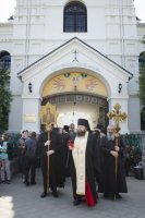 В храмы Гомеля в сопровождении звонницы с крестным ходом был доставлен Благодатный Огонь