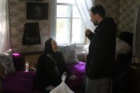 Священнослужители посетили семьи, находящиеся в трудном материальном положении Священнослужители посетили семьи, находящиеся в трудном материальном положении