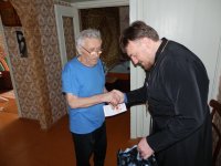 Священнослужители посетили семьи, находящиеся в трудном материальном положении Священнослужители посетили семьи, находящиеся в трудном материальном положении