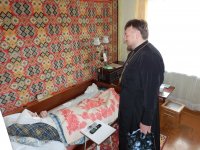 Священнослужители посетили семьи, находящиеся в трудном материальном положении Священнослужители посетили семьи, находящиеся в трудном материальном положении