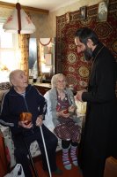 Священнослужители посетили семьи, находящиеся в трудном материальном положении Священнослужители посетили семьи, находящиеся в трудном материальном положении