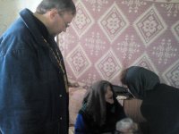 Священнослужители посетили семьи, находящиеся в трудном материальном положении Священнослужители посетили семьи, находящиеся в трудном материальном положении