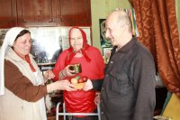 Священнослужители посетили семьи, находящиеся в трудном материальном положении Священнослужители посетили семьи, находящиеся в трудном материальном положении