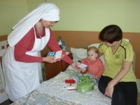 Священнослужители посетили семьи, находящиеся в трудном материальном положении Священнослужители посетили семьи, находящиеся в трудном материальном положении