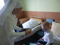 Священнослужители посетили семьи, находящиеся в трудном материальном положении Священнослужители посетили семьи, находящиеся в трудном материальном положении