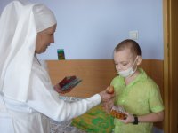 Священнослужители посетили семьи, находящиеся в трудном материальном положении Священнослужители посетили семьи, находящиеся в трудном материальном положении