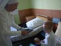 Священнослужители посетили семьи, находящиеся в трудном материальном положении Священнослужители посетили семьи, находящиеся в трудном материальном положении