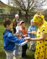 Священнослужители посетили семьи, находящиеся в трудном материальном положении Священнослужители посетили семьи, находящиеся в трудном материальном положении