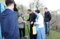 Священнослужители посетили семьи, находящиеся в трудном материальном положении Священнослужители посетили семьи, находящиеся в трудном материальном положении