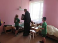 ЛОЕВ. Священнослужители посетили Бывальковскую больницу сестринского ухода и социально-педагогический центр с приютом