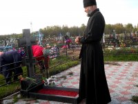 БУДА-КОШЕЛЕВО. Священнослужители и прихожане провели акцию по уборке могил на кладбищах БУДА-КОШЕЛЕВО. Священнослужители и прихожане провели акцию по уборке могил на кладбищах