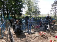 БУДА-КОШЕЛЕВО. Священнослужители и прихожане провели акцию по уборке могил на кладбищах БУДА-КОШЕЛЕВО. Священнослужители и прихожане провели акцию по уборке могил на кладбищах