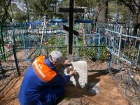 БУДА-КОШЕЛЕВО. Священнослужители и прихожане провели акцию по уборке могил на кладбищах БУДА-КОШЕЛЕВО. Священнослужители и прихожане провели акцию по уборке могил на кладбищах
