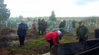 БУДА-КОШЕЛЕВО. Священнослужители и прихожане провели акцию по уборке могил на кладбищах БУДА-КОШЕЛЕВО. Священнослужители и прихожане провели акцию по уборке могил на кладбищах