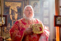 Божественная литургия в праздник происхождения честных древ Животворящего Креста Господня