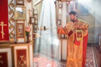 Божественная литургия в праздник происхождения честных древ Животворящего Креста Господня