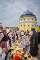 Божественная литургия в праздник происхождения честных древ Животворящего Креста Господня