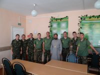 ДОБРУШ. Священнослужитель встретился с военнослужащими пограничной заставы деревни Круговец-Калинино