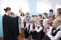 Священнослужитель принял участие в торжественной линейке в СШ№70 для детей с нарушением слуха Священнослужитель принял участие в торжественной линейке в СШ№70 для детей с нарушением слуха