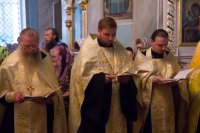 Вечернее богослужение с чтением акафиста нараспев