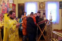 ЖЛОБИН. Воспитанники отделения дневного пребывания инвалидов молились за Божественной Литургией