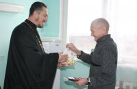 Священник поздравил с Рождеством пациентов детского и инфекционного отделений райбольницы