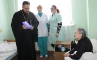 Священник поздравил с Рождеством пациентов детского и инфекционного отделений райбольницы