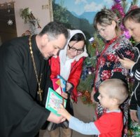 Священник поздравил с Рождеством пациентов детского и инфекционного отделений райбольницы