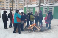 Рождественская ёлка в зимнем лесу