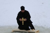 Священнослужитель освятил воду в лицее МЧС