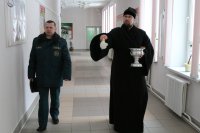 Священнослужитель освятил воду в лицее МЧС