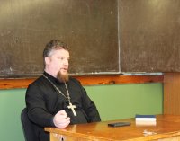 РОГАЧЁВ. Священнослужитель со студентами Рогачёвского строительного колледжа РОГАЧЁВ. Священнослужитель со студентами Рогачёвского строительного колледжа