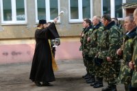 Священнослужитель принял участие в Торжественном митинге по случаю вручения оружия военнослужащим мобилизационного резерва