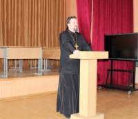 РОГАЧЕВ. Священнослужитель встретился с учащимися средней школы №2 г. Рогачёва имени В. М. Колесникова