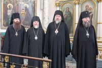 Преосвященный Стефан сослужил за Божественной литургией Высокопреосвященному митрополиту Павлу в день 25-й годовщины его Архиерейской хиротонии