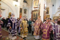 Преосвященный Стефан сослужил за Божественной литургией Высокопреосвященному митрополиту Павлу в день 25-й годовщины его Архиерейской хиротонии