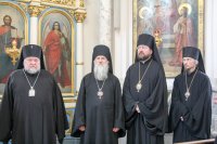 Преосвященный Стефан сослужил за Божественной литургией Высокопреосвященному митрополиту Павлу в день 25-й годовщины его Архиерейской хиротонии