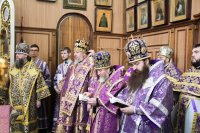 Преосвященный Стефан сослужил за Божественной литургией Высокопреосвященному митрополиту Павлу в день 25-й годовщины его Архиерейской хиротонии