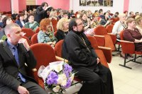 Благочинный церквей Гомельского городского округа протоиерей Игорь Ольшанов поздравил директора профессионально-технического колледжа народных художественных промыслов Алексеенко Е.А. Благочинный церквей Гомельского городского округа протоиерей Игорь Ольшанов поздравил директора профессионально-технического колледжа народных художественных промыслов Алексеенко Е.А.