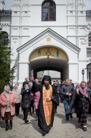 В храмы Гомеля в сопровождении звонницы с крестным ходом был доставлен Благодатный Огонь