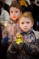 В храмы Гомеля в сопровождении звонницы с крестным ходом был доставлен Благодатный Огонь