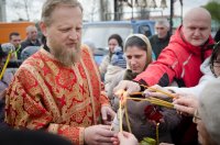 В храмы Гомеля в сопровождении звонницы с крестным ходом был доставлен Благодатный Огонь