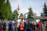 В храмы Гомеля в сопровождении звонницы с крестным ходом был доставлен Благодатный Огонь