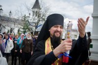 В храмы Гомеля в сопровождении звонницы с крестным ходом был доставлен Благодатный Огонь